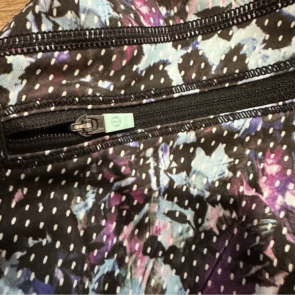 Lululemon printed crops size 6 - Picture 3 of 4